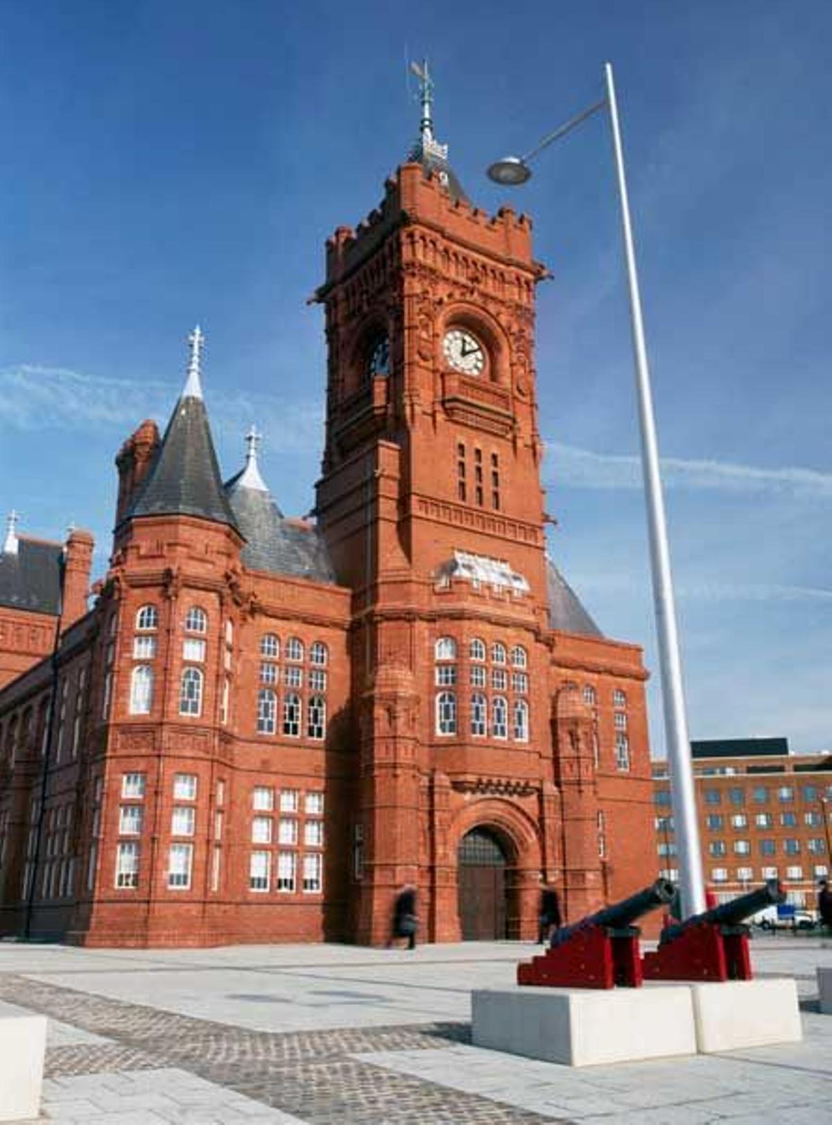 bahía de Cardiff se levanta imponente el Pierhead