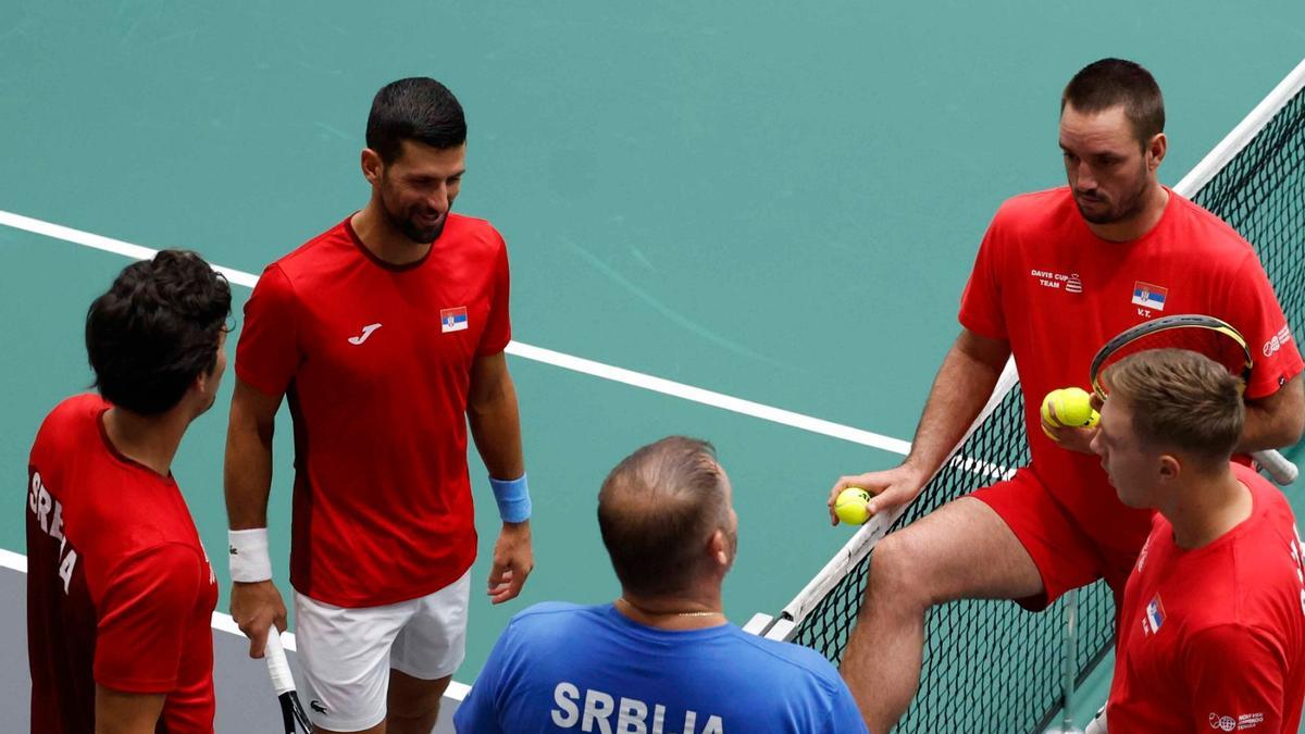 'Nole', con el resto de compañeros del equipo serbio