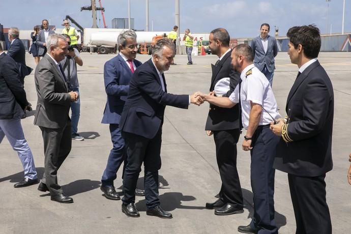 12.09.19. Las Palmas de Gran Canaria. Nueva terminal de la Naviera Armas en el Puerto de Las Palmas. El presidente de Canarias recorre el nuevo edificio terminal y el catamarán Volcán de Tagoro acompañado por Antonio Armas Fernández. Foto Quique Curbelo  | 12/09/2019 | Fotógrafo: Quique Curbelo