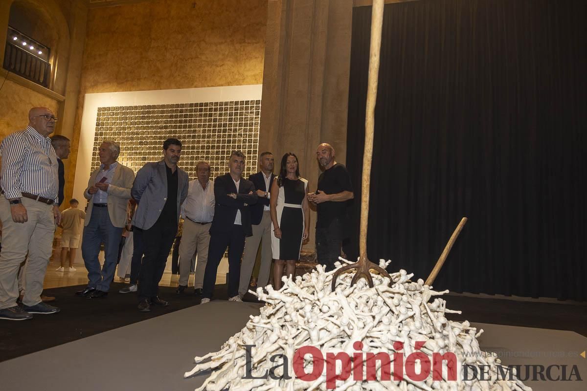 Así es la exposición 'Los Asomados' de Lidó Rico, que llega a Caravaca en su Año Jubilar