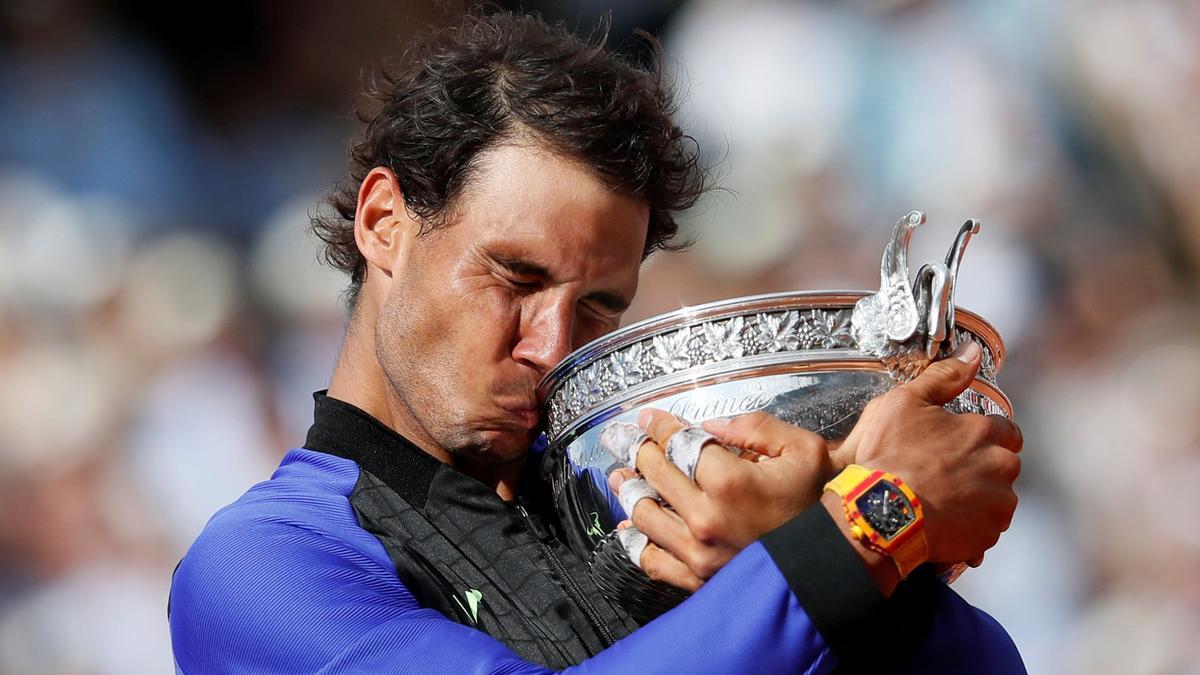 Nadal se abraza a su decimoséptimo trofeo de Roland Garros en 2017