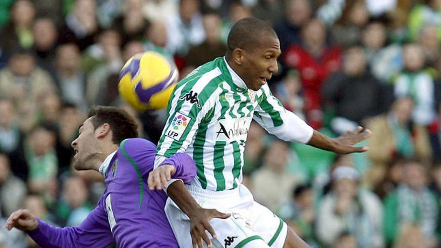 Desgaste. Nacho y Mehmet Aurelio pugnan por un balón aéreo.