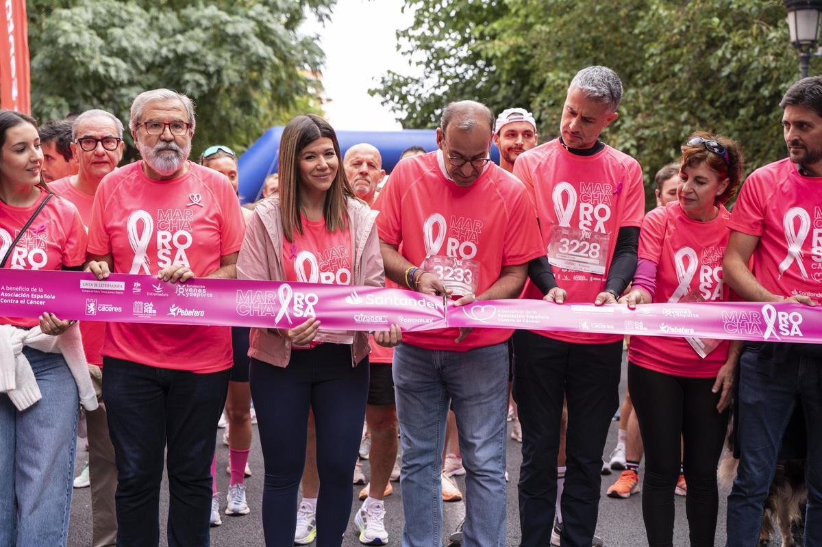 Así ha sido la marcha rosa de Cáceres en imágenes: la ciudad se vuelca con el cáncer de mama Así ha sido la marcha rosa de Cáceres en imágenes: la ciudad se vuelca con el cáncer de mama