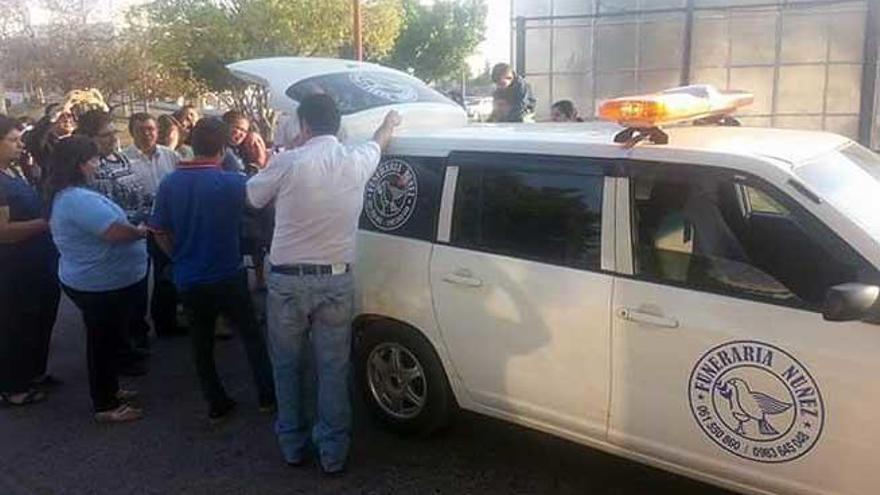 El coche funerario, donde descansan los restos mortales de la mujer asesinada a manos de su expareja en Ibiza.