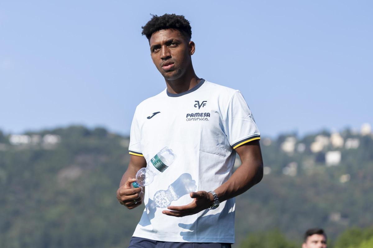 Alex Freeman llegó ayer a Como tras el Mundial para unirse a la expedición del Villarreal en el 'stage' de Italia.
