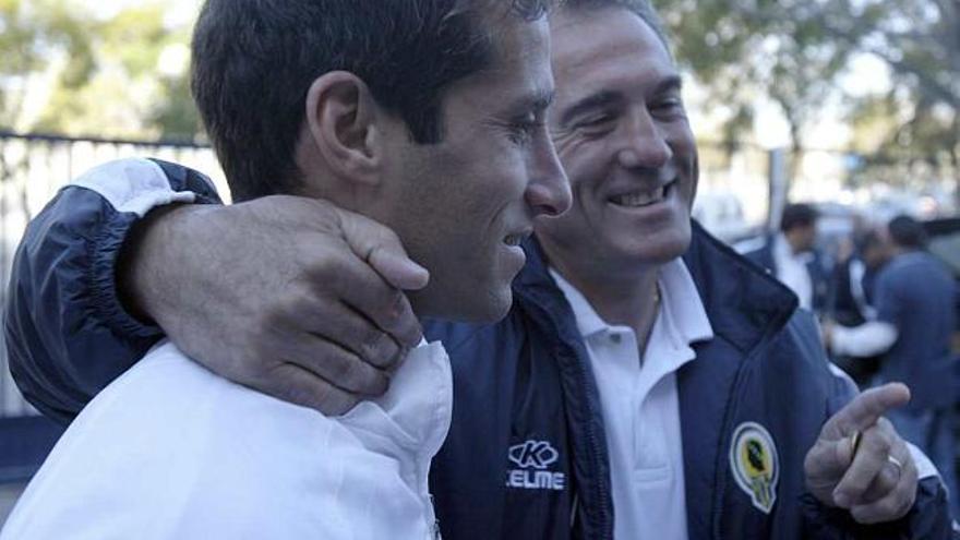 Diego Jaume Favaro y Andoni Goikoetxea, su valedor, antes de un viaje del Hércules, en la temporada 07/08