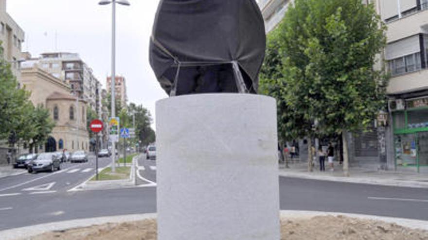 La escultura &quot;Radio Estrella&quot; de Coomonte aún cubierta, en la glorieta de la avenida de Portugal.