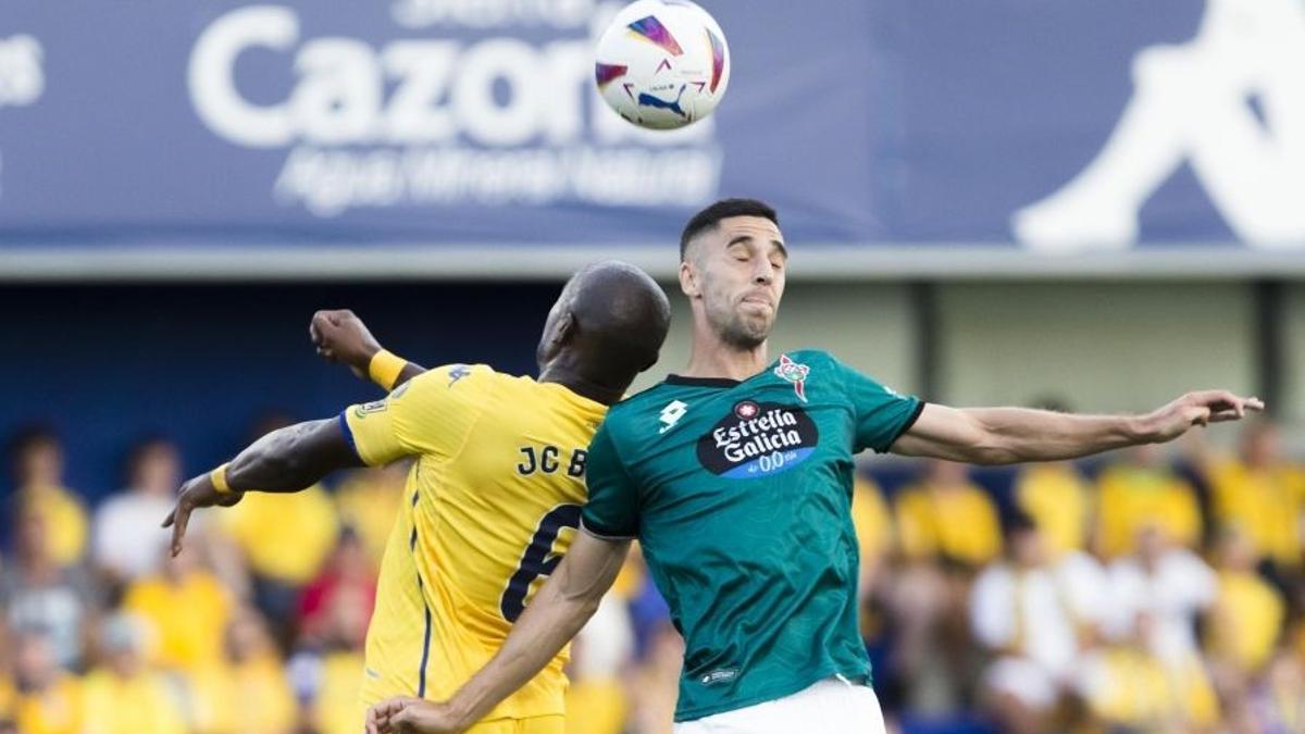 Sabin Merino busca un balón aéreo en el partido ante el Alcorcón.