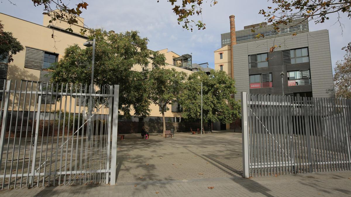 La plaza Mercè Sala del Poblenou, con su valla de la discordia