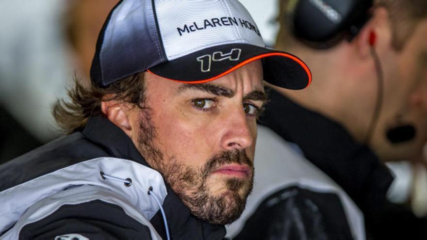 Fernando Alonso, en el garaje de Mclaren en el Gran Premio de Rusia.