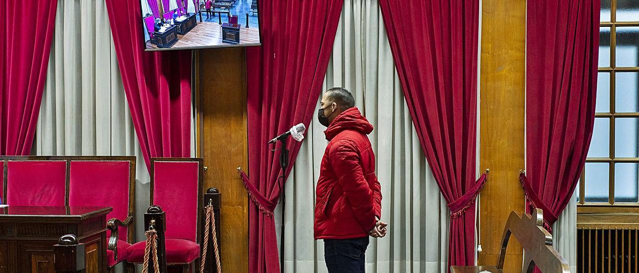 C.A.R.O., en la sala de la Audiencia Provincial, declarando por un delito continuado de abusos. |   // C. PETEIRO