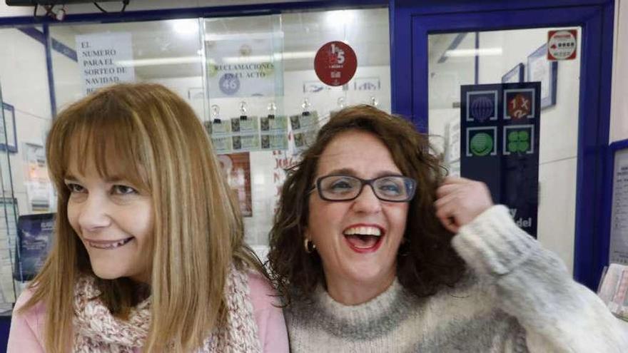 Por la izquierda, Marlene Pérez y Rosalía Pulido, celebrando su quinto premio.