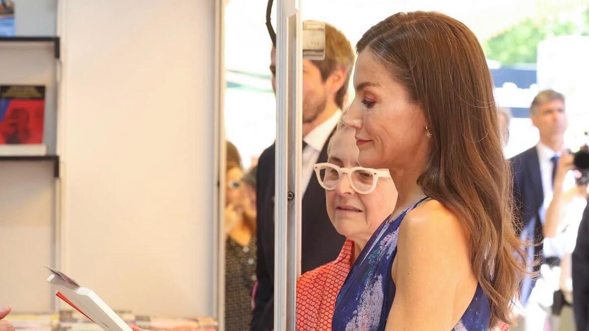 La reina Letizia visita una de las casetas instaladas en el Parque del Retiro de Madrid con motivo de la Feria del Libro.