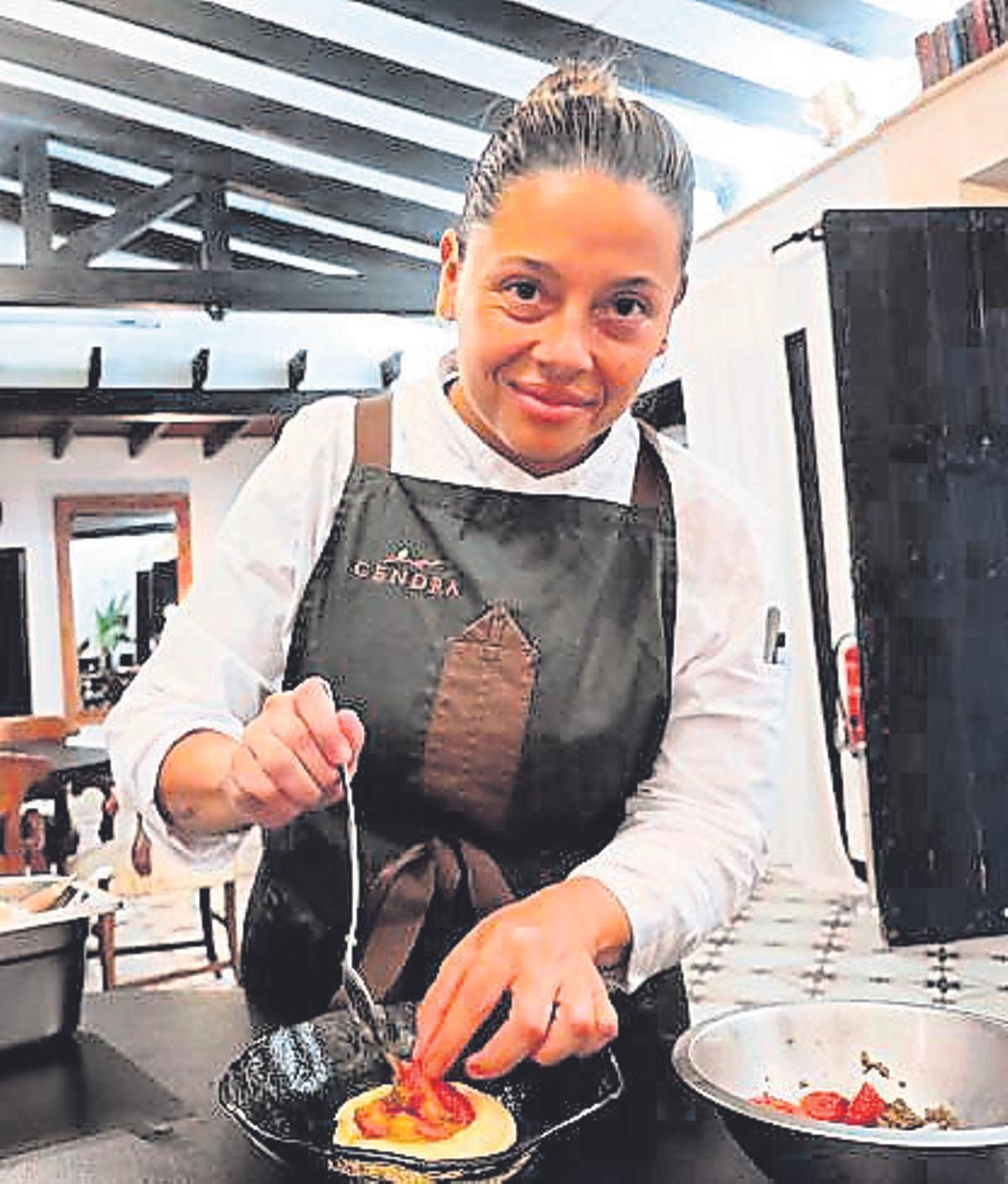 Luciana elaborando la mousse de chocolate blanco con fresas de Manacor.