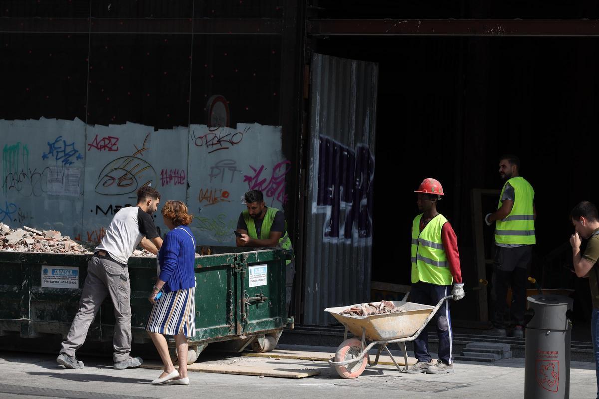 Obras en el antiguo edificio del BBVA en el Coso Bajo, donde abrirá Nike.
