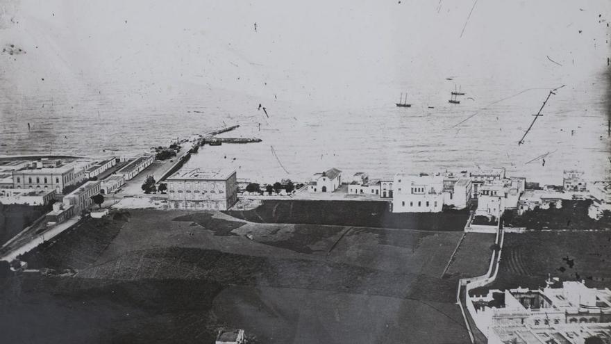 El callejón de la Vica, a la derecha de la imagen, en su recorrido hacia el litoral de Triana.