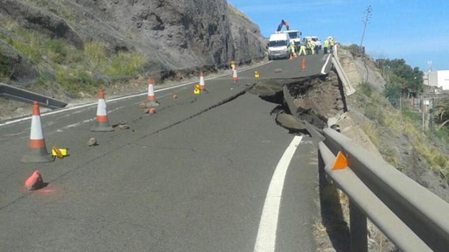 Comienza la reparación de la carretera de La Aldea