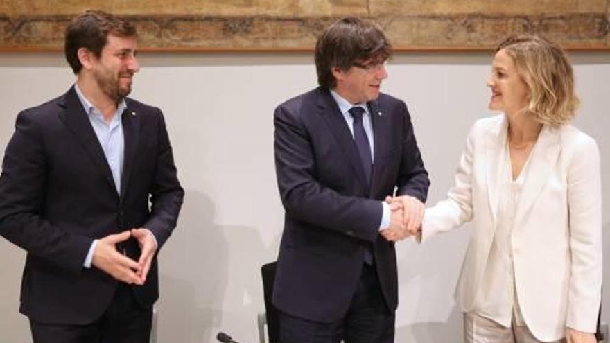 Comín, Puigdemont i Flora Pérez, vicepresidenta de la Fundació.