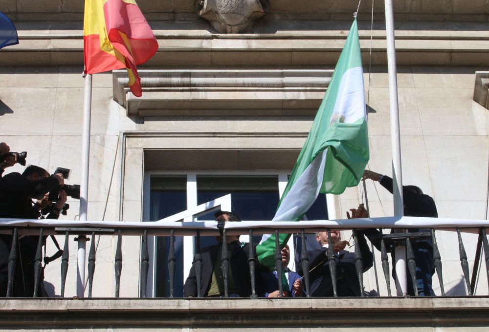 Izado de la bandera andaluza en la antigua sede de la Diputación