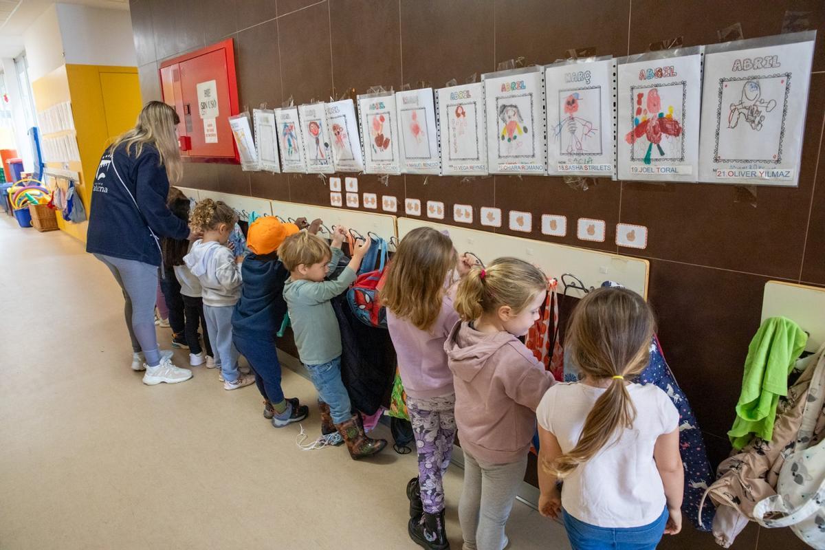 Inicio de la Escuela de Pascua de Paterna este martes en uno de los centros escolares habilitados de la ciudad.