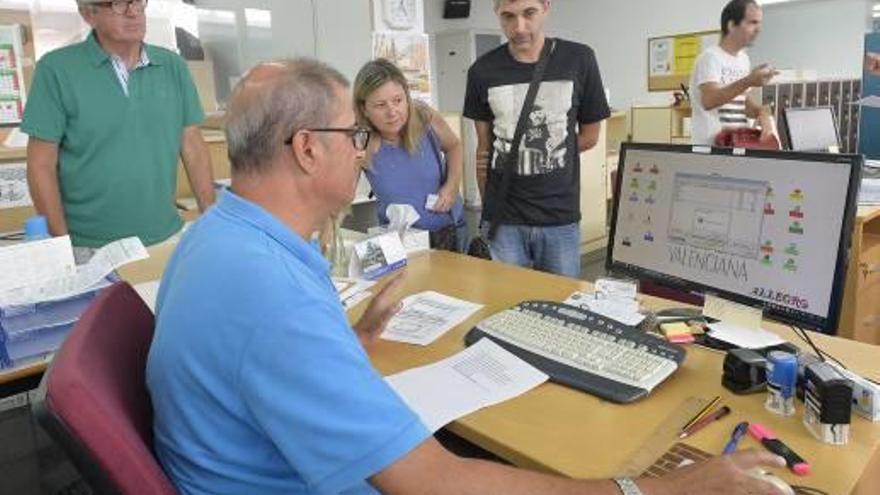 El sorteo del orden de matriculación que se celebró en la EOI de Elche el pasado mes.