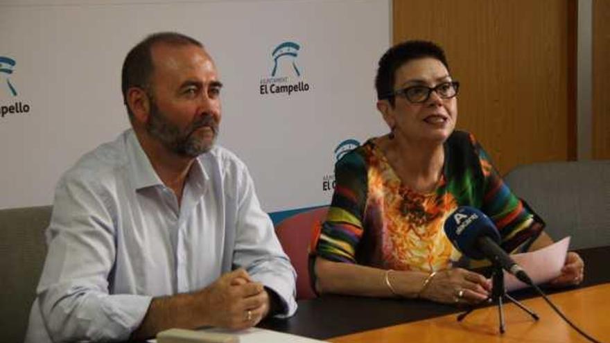 El alcalde de El Campello, Juanjo Berenguer, junto a la edil de Decido, Marita Carratalá, ayer.