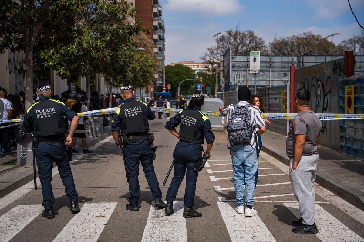 Caos y una larga cola de personas que esperan regularizar su situación en España en la Oficina de Benestar Social i Família de Barcelona-Sants/Eixample.
