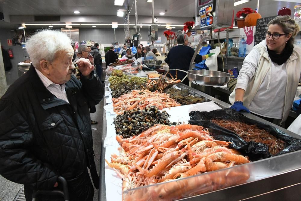 Percebes que alcanzan los 120 euros el kilo, cigalas, centollas, lubrigantes...