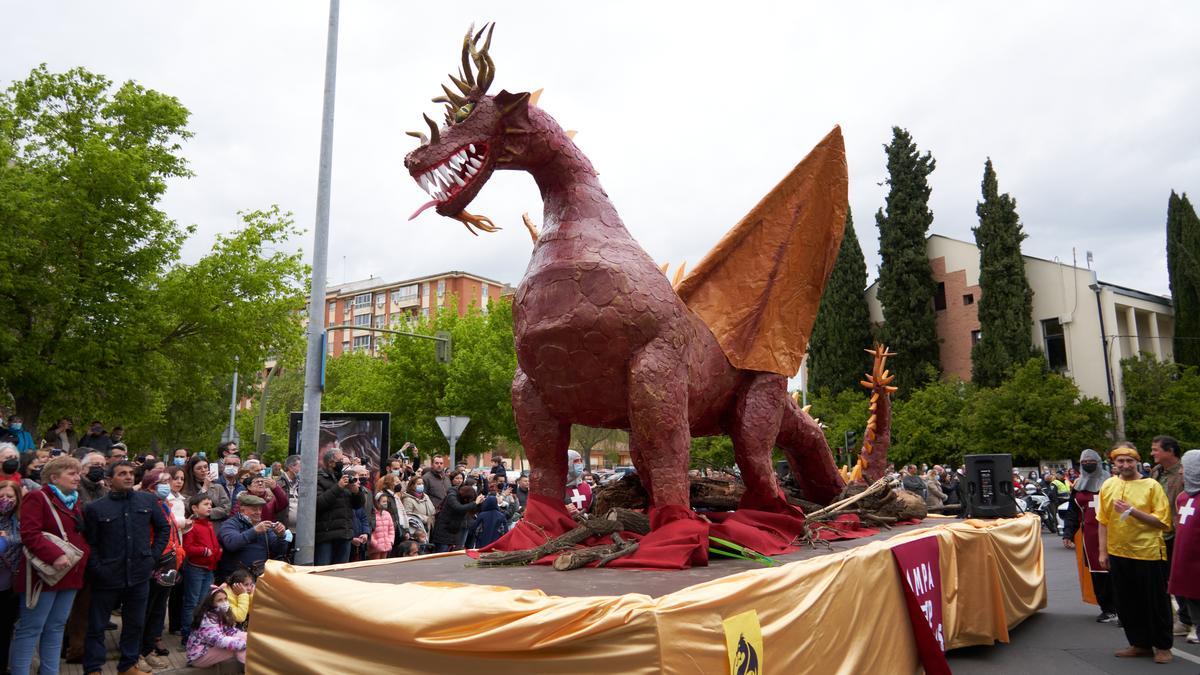 El tercer premio ha recaído en el colegio Prácticas, que llevó este dragón.