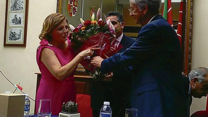 Inés recibe un ramo de flores; Pino, detrás, sonríe emocionado por el detalle de la Casa de Zamora.