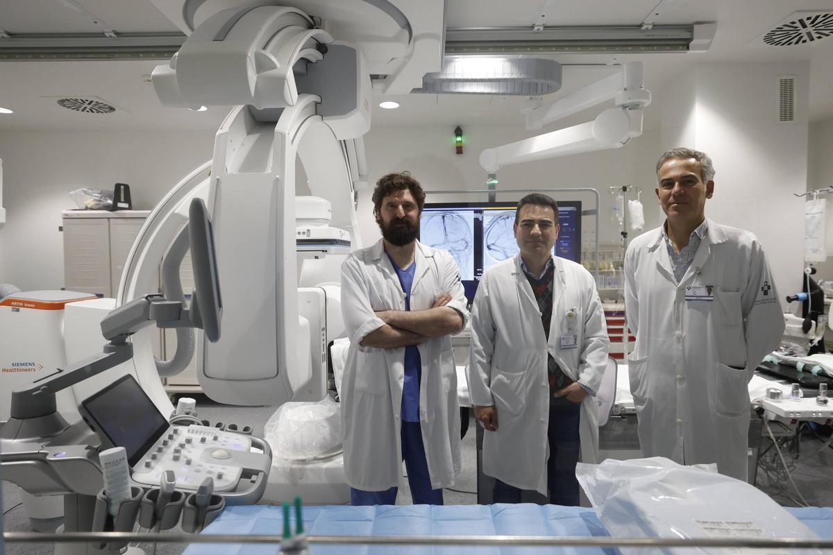 Por la izquierda; Eduardo Murias, Julio César Gutiérrez y Pedro Vega en la sala donde se realizan las intervenciones.