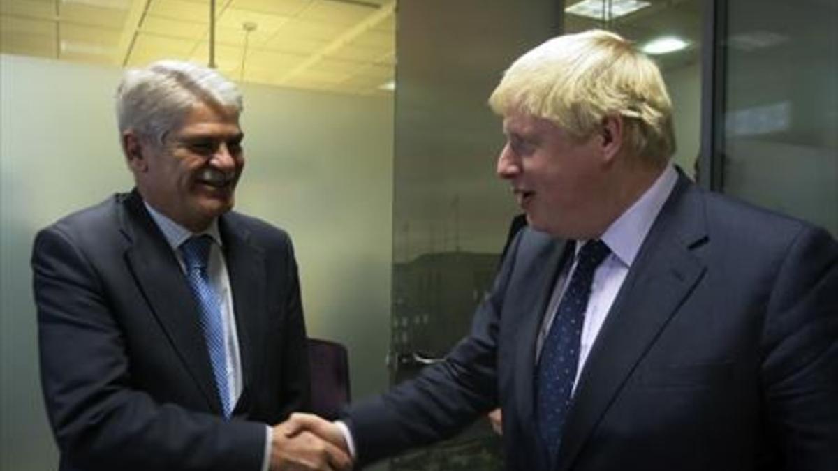 El ministro de Exteriores, Alfonso Dastis, saluda a su homólogo británico, Boris Johnson, ayer en Bruselas,