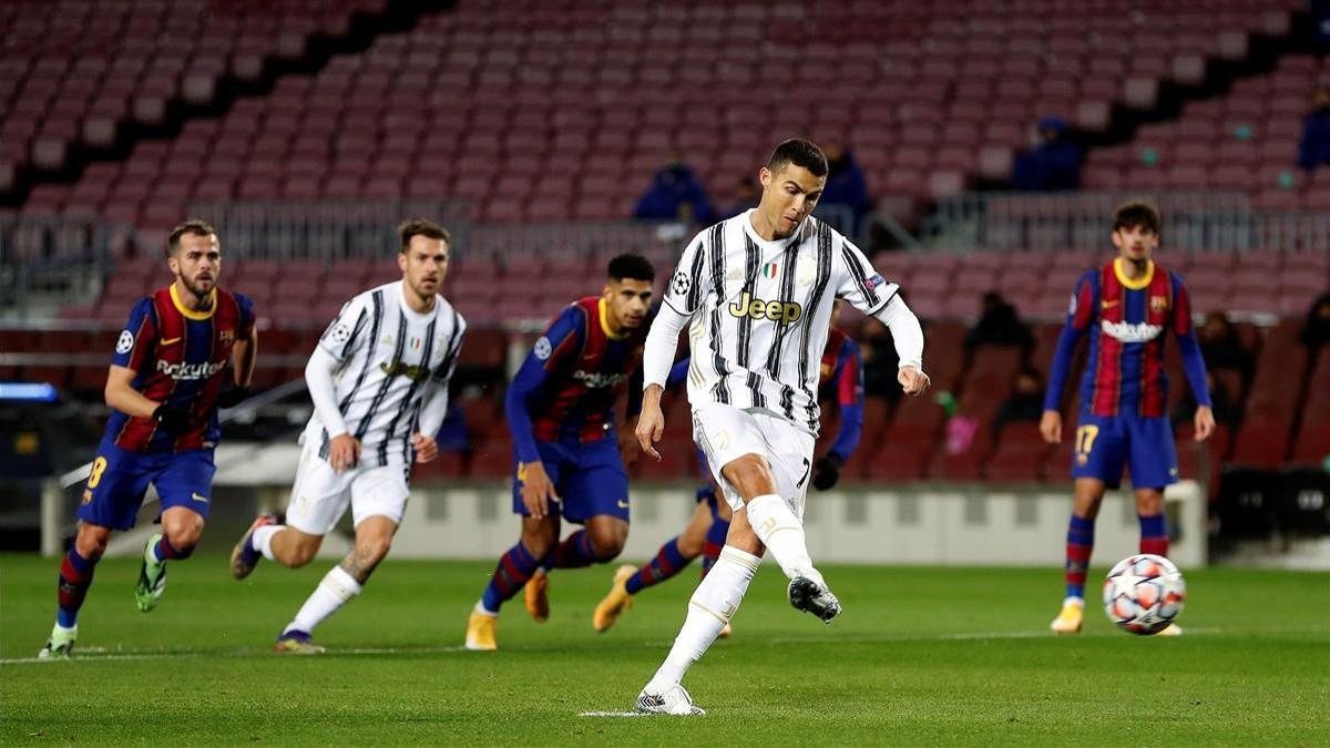 GRAF2064  BARCELONA  08 12 2020 - El delantero portugues del Juventus Cristiano Ronaldo (2d) consigue de penalti el primer gol de su equipo ante el Barcelona durante el partido de la jornada final de la fase de grupos de la Liga de Campeones que se disputa este martes en el Camp Nou  EFE Alberto Estevez