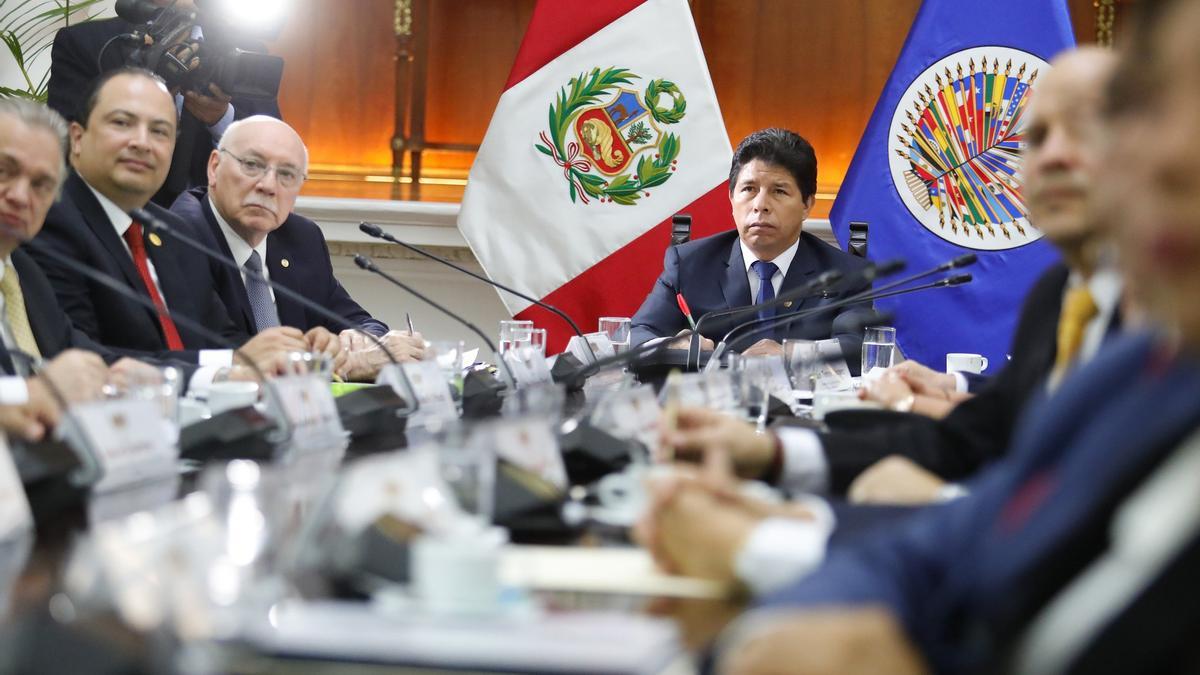 El presidente de Perú, Pedro Castillo, reunido con la misión de Alto Nivel de la OEA.
