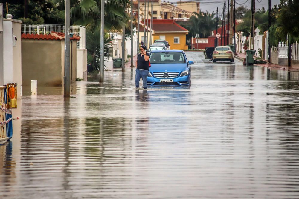 Inundaciones en Torrevieja. Avenidas y casas anegadas. Cien litros por metro cuadrado. Más de 30 intervenciones de Bomberos