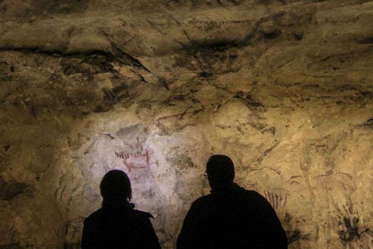 De izquierda a derecha, la cueva de El Pindal, en Rivadedeva; la de Cándamo y los bisontes de La Covaciella, en Cabrales. | miki lópez/ LNE