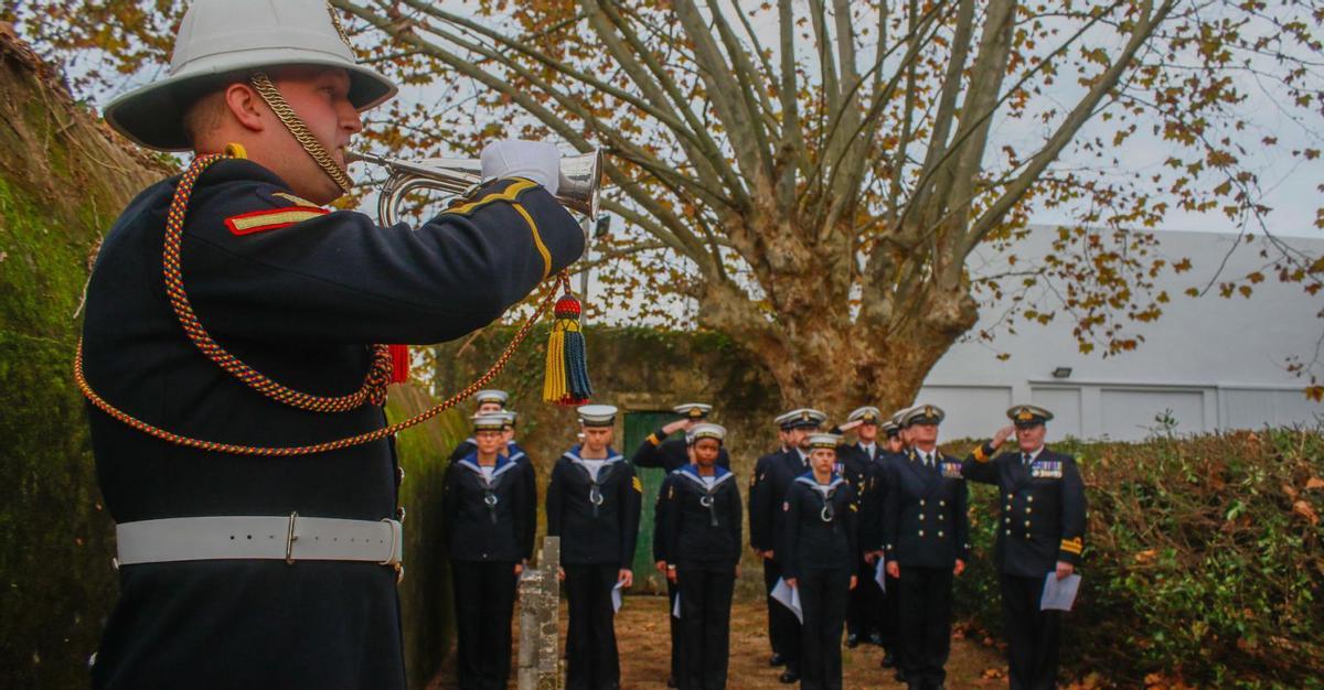 Toque de corneta en la ceremonia de homenaje celabrada en el cementerio inglés de Rubiáns. |   // IÑAKI ABELLA