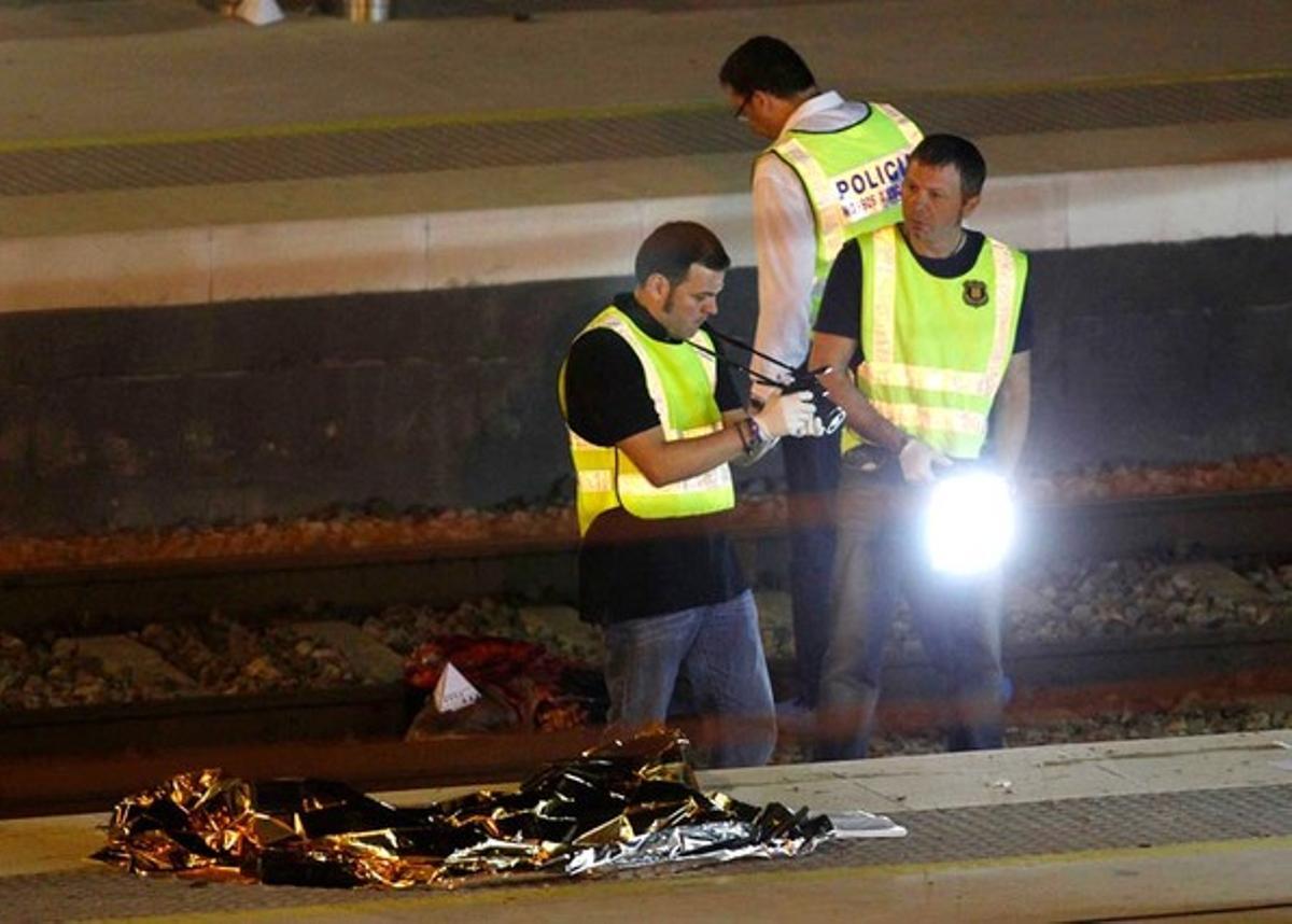 La policía judicial saca fotos de la escena del accidente.