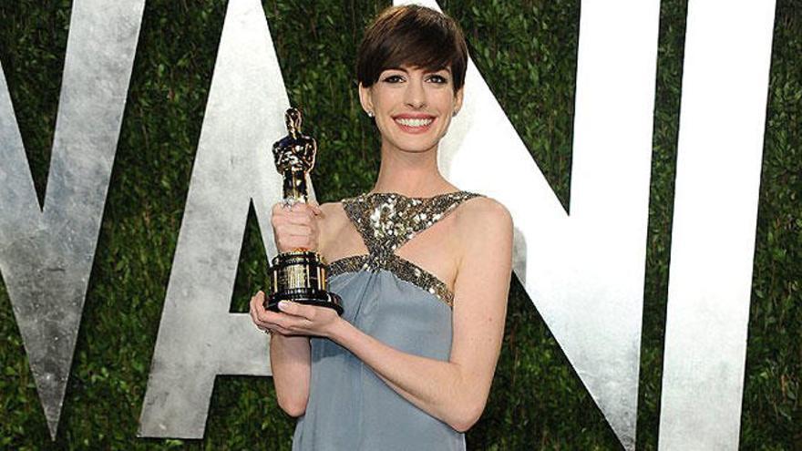 Anne Hathaway, con el Oscar que consiguió en 2013.