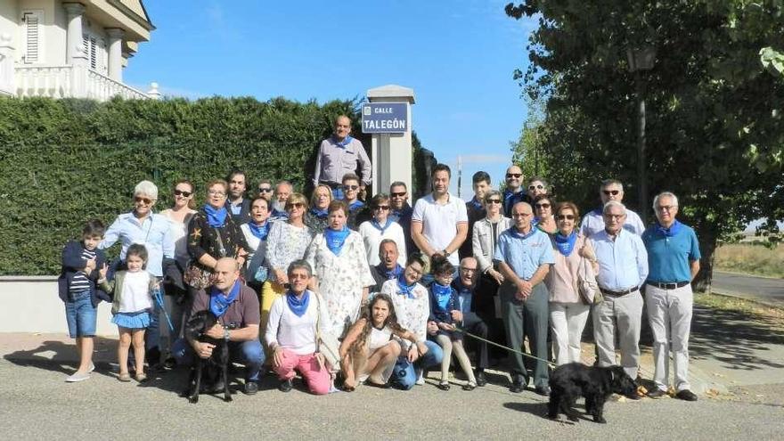 Foto de familia en la calle Talegón del barrio de Tagarabuena.