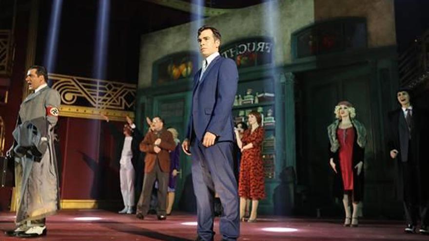 Alejandro Tous, en el centro de la imagen, interpreta al novelista Cliff Bradshow en Cabaret.