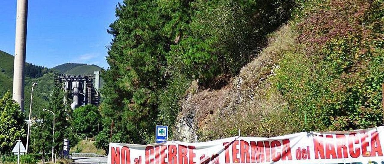 Protesta contra el reciente cierre de la térmica de Naturgy en Soto de la Barca, en Tineo, cuya instalación se ve al fondo.