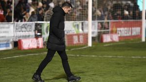 Xavi inspecciona el césped del campo del Barbastro en el estreno en la Copa del Rey.