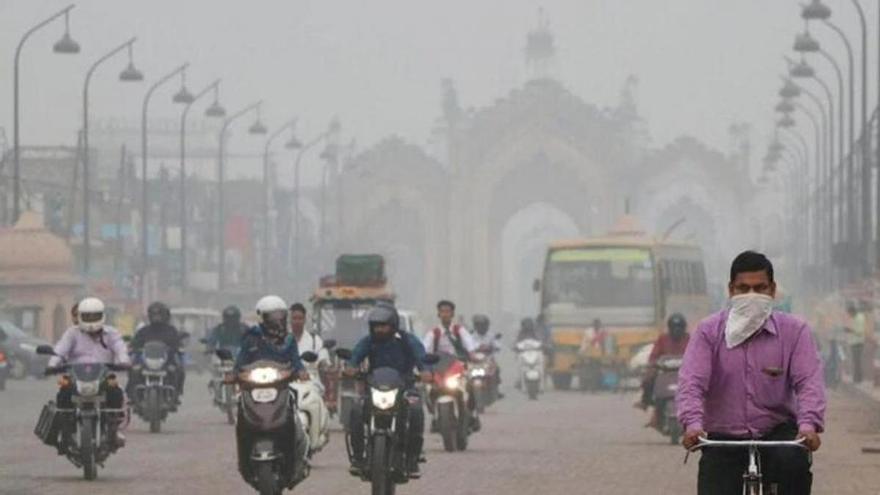 Adiós a los rickshaws y motos contaminantes en India: el plan para electrificar la ciudad más polucionada del mundo