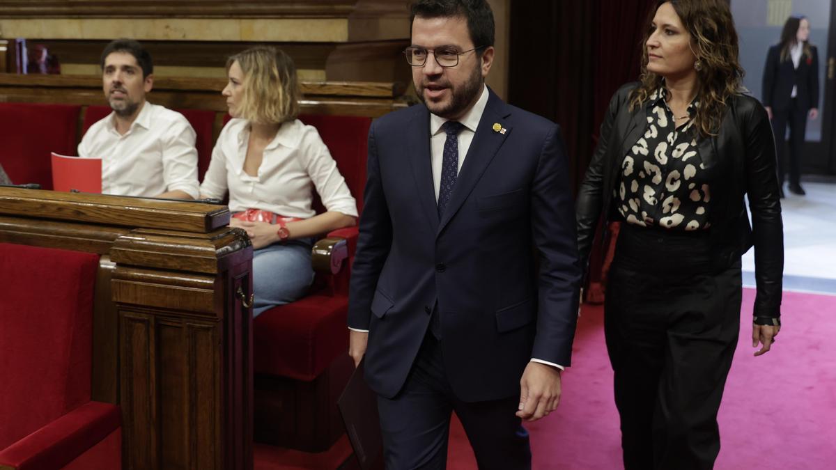 El 'president' Pere Aragonès y la 'consellera' Laura Vilagrà, entrando en el hemiciclo con los 'comuns' detrás