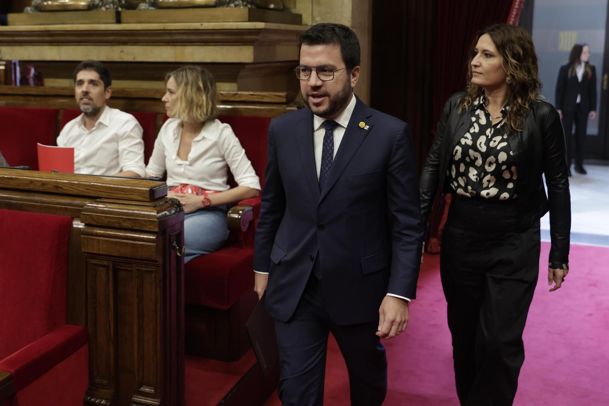 El 'president' Pere Aragonès y la 'consellera' Laura Vilagrà, entrando en el hemiciclo con los 'comuns' detrás