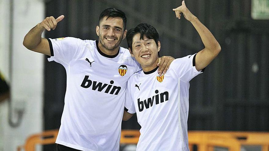 Los jugadores del Valencia CF, Kang In y Maxi Gómez, durante esta pretemporada.