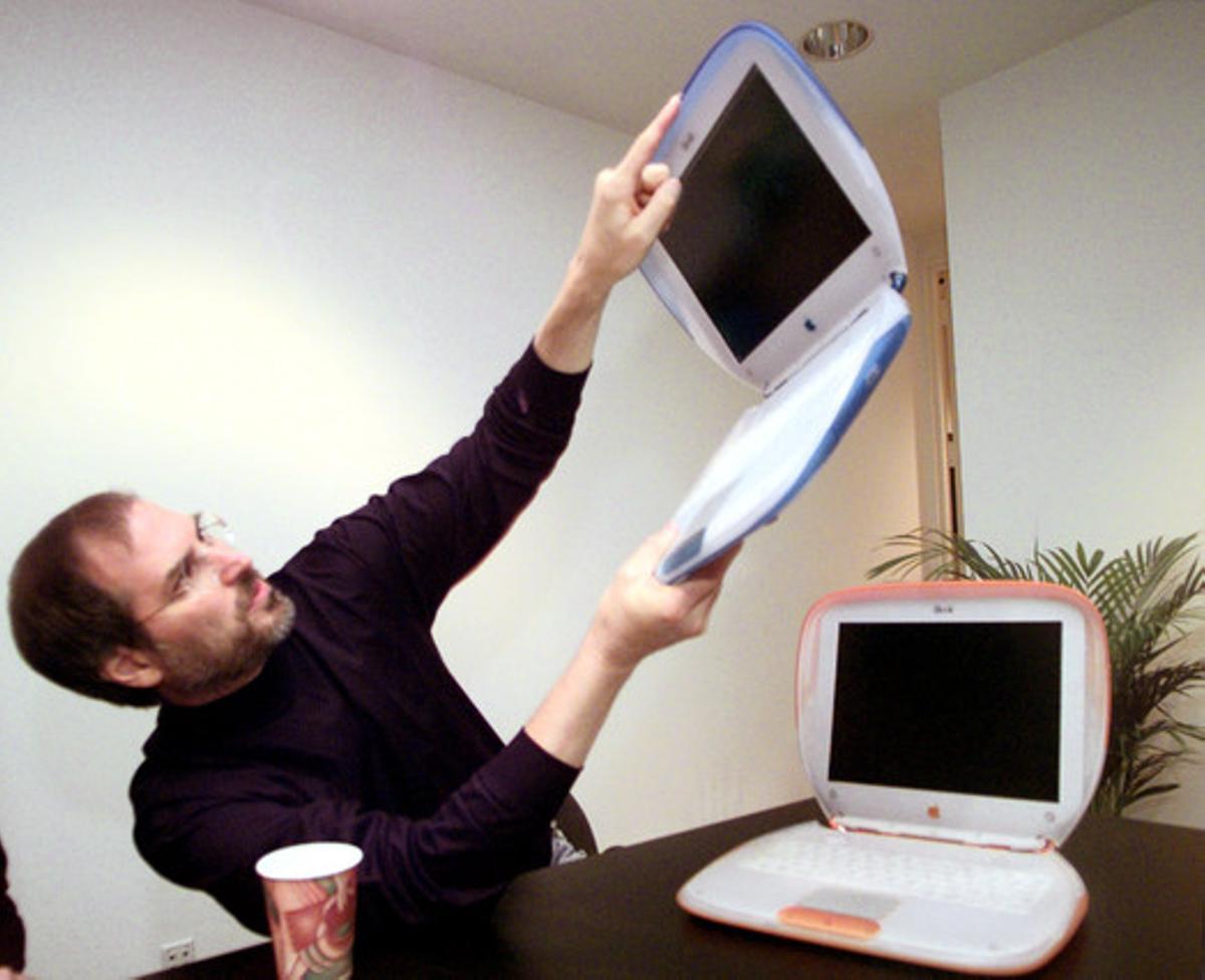 Steve Jobs con el iBook, el primero de la nueva serie de portátiles de 1998.