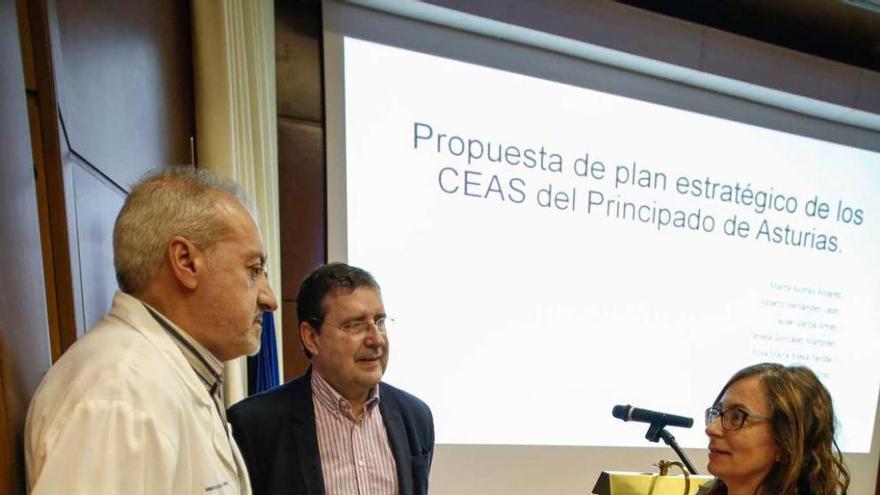 Manuel Valledor, Alberto Fernández e Isolina Riaño, ayer, en el Hospital.