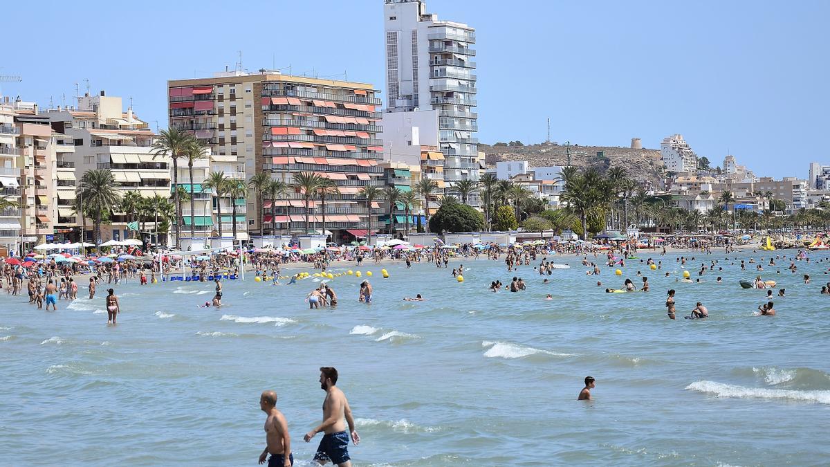 Playa de Levante, en Santa Pola, con bandera azul.